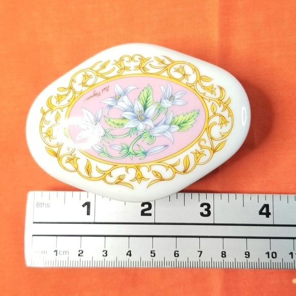 Heritage House Oval Floral Fine Porcelain  Music Box. Art by Gail Magram. - Picture 7 of 12